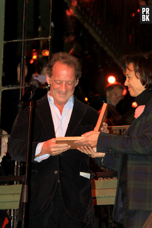 Vincent Lindon (prix "artiste de l'année") remis par Isabelle Giordano lors de la première édition de "La nuit des artistes" à l'initiative de l'ADAMI au Pachamama à Paris le 27 mars 2023. © Philippe Baldini / Bestimage 