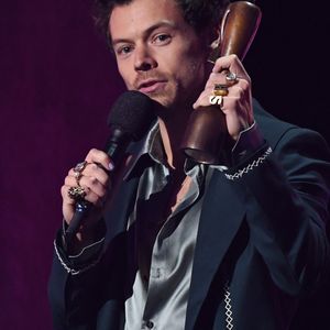 Il a interrompu sa performance pour permettre à la future mère de se rendre aux toilettes.
Harry Styles ( meilleur single avec As it was, meilleur album pour Harry's House, meilleure performance pop et meilleur artiste de l'année) lors de la cérémonie des Brit Awards 2023 à l'O2 Arena à Londres le 11 février 2023.