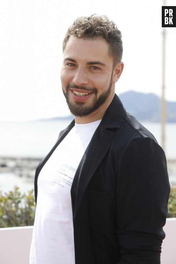 Marwan Berreni, Léa François au photocall de la série "Plus belle la vie" lors de la 5ème saison du festival International des Séries "Canneseries" à Cannes, France, le 2 avril 2022. © Denis Guignebourg/Bestimage