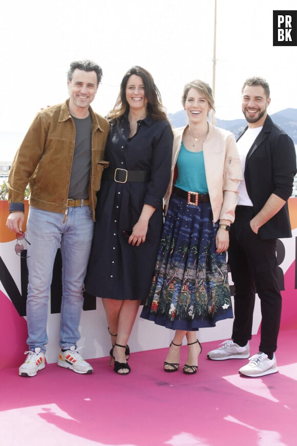 Nicolas Berger-Vachon, Anne Décis, Léa François et Marwan Berreni au photocall de la série "Plus belle la vie" lors de la 5ème saison du festival International des Séries "Canneseries" à Cannes, France, le 2 avril 2022. © Denis Guignebourg/Bestimage