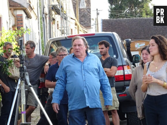 Gérard Depardieu déguste une grappe de raisin lors d’une pause sur le tournage du film "La Bonne Pomme"en présence du producteur Dominique Besnehard à Flagy près de Fontainebleau le 8 septembre 2016. 