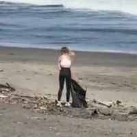 Une influenceuse se filme en train de nettoyer une plage... avant de laisser les déchets sur place ! "C'est pitoyable"