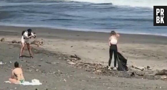 Une influenceuse se filme en train de nettoyer une plage... avant de tout laisser sur place