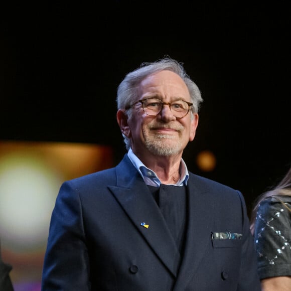 Steven Spielberg - Bono remet à Steven Spielberg reçu un "Ours d'Or d'Honneur" pour l'ensemble de sa carrière lors de la 73ème édition du festival international du film de Berlin (La Berlinale 2023), le 21 février 2023.