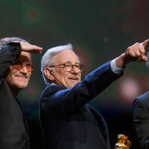 Bono, Steven Spielberg - Bono remet à Steven Spielberg reçu un "Ours d'Or d'Honneur" pour l'ensemble de sa carrière lors de la 73ème édition du festival international du film de Berlin (La Berlinale 2023), le 21 février 2023.