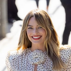 Margot Robbie arrive à l'émission "Jimmy Kimmel Live" à Los Angeles, le 21 juillet 2021. 