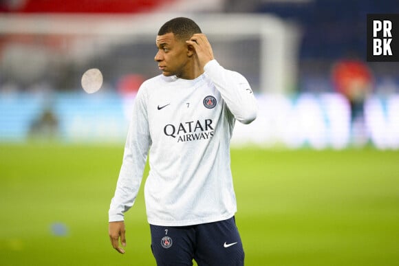 Kylian Mbappé à l'échauffement avant le match du PSG contre Lens (3-1) au Parc des Princes, le 15 avril 2023.