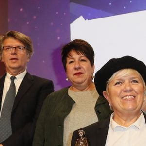 Mimie Mathy reçoit le Pyrénées d'honneur pour son rôle dans "Joséphine, ange gardien" en présence de Philippe Caroit, Denis Malleval, Christian Cappe directeur du festival, Annie Grégorio, Patrick Timsit (président du jury fictions), Christian Rauth et Dominique Baron lors de la cérémonie de clôture du 22ème Festival des créations télévisuelles de Luchon, France, le 8 février 2020. © Patrick Bernard/Bestimage 