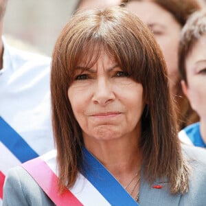 Une minute de silence en hommage aux victimes des violences lors des emeutes a paris et en France a l'hotel de ville de Paris en presence de Anne Hidalgo