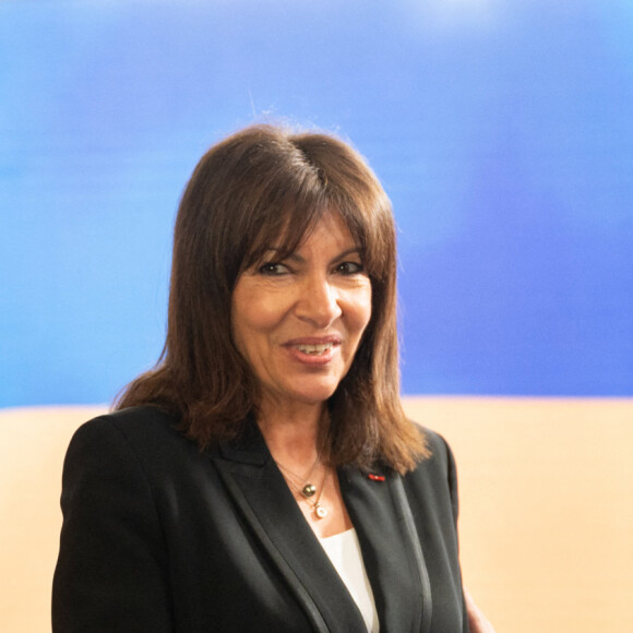 Le président ukrainien Volodymyr Zelensky remet le prix spécial pour les sauveteurs des villes pour son grand soutien énergétique à la maire de Paris, Anne Hidalgo, en signe de gratitude pour le soutien des Parisiens à l'Ukraine, à Kiev, Ukraine, le 20 avril 2023. © Ukraine Presidency via Bestimage