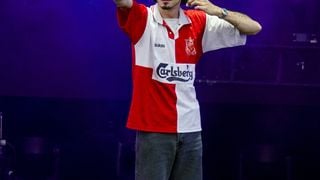 "Vise mieux chien de la casse !" : Roméo Elvis se fait caillasser lors d'un concert en France, il pète un plomb et lâche les insultes