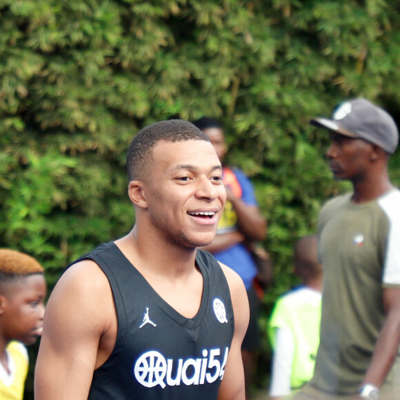 Kylian Mbappé dispute un match de basket amical avec Joakim Noah et des enfants au village Noah à Yaoundé, Cameroun le 7 juillet 2023. © Rodrig Mbock / Bestimage