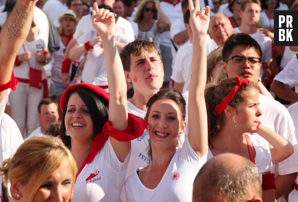 Plusieures dizaines de milliers de personnes aux couleurs de la ville participent à la cérémonie des fêtes de Bayonne au Pays Basque, qui va accueillir près d'un million de personnes en une semaine, le 27 Juillet 2016. © Patrick Bernard- Christophe de Prada/ Bestimage 