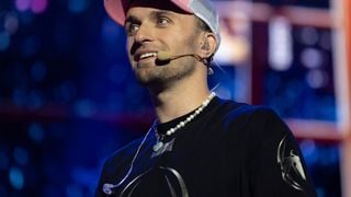 Squeezie offre des voyages de rêve à ses abonnés... et lance un débat sur l'écologie sans le vouloir, et c'est bien plus complexe qu'il n'y paraît