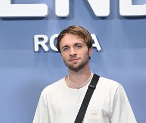 D'autres ont souligné le fait que 50% des émissions de CO2 étaient produites par moins de 1% de la population, et donc que la remarque était stérile.
Squeezie au photocall du défilé FENDI "Collection Prêt-à-Porter Homme Printemps/Eté 2023" lors de la Fashion Week de Milan (MLFW), le 18 juin 2022.