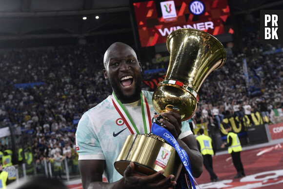 L'Inter de Milan remporte la Coupe d'Italie 2023 face à la Fiorentina (2-1). Rome, le 24 mai 2023.  Romelu Lukaku of Fc Internazionale celebrates the victory at the end of the Italy Cup final football match between ACF Fiorentina and FC Internazionale at Olimpico stadium in Rome (Italy), May 24th, 2023. 