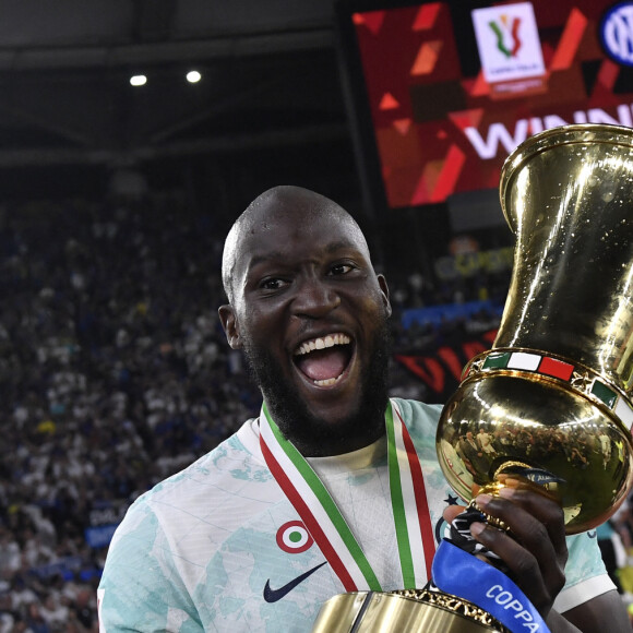 L'Inter de Milan remporte la Coupe d'Italie 2023 face à la Fiorentina (2-1). Rome, le 24 mai 2023.  Romelu Lukaku of Fc Internazionale celebrates the victory at the end of the Italy Cup final football match between ACF Fiorentina and FC Internazionale at Olimpico stadium in Rome (Italy), May 24th, 2023. 