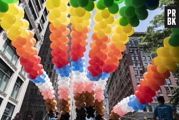 C'est un fait : pour le gouvernement malaisien, l'homosexualité "porte atteinte à la morale". Tant et si bien que lorsque l'on ne peut pas s'en prendre aux personnes concernées, on s'en prend à leurs montres.  
Atmosphère lors de la Marche des Fiertés (Gay Pride) à New York City, New York, Etats-Unis, le 26 juin 2022. © Lev Radin/Pacific/Bestimage