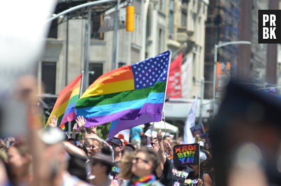 En Malaisie, abstenez vous d'être gay. Ou de porter une montre qui le suggère. Précisément, arborer une montre de la fameuse marque Swatch aux couleurs du drapeau LGBTQ - le fameux drapeau "arc en ciel" - pourrait vous valoir... Une peine de prison de trois ans ferme. Et à 3.800 euros d'amende. Oui oui, sans rire. 
Illustration de la Marche des Fiertés (Gay Pride) à New York, à l'occasion du 50ème anniversaire des événements de Stonewall. Le 30 juin 2019