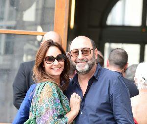 No Web - Kad Merad et sa femme Julia Vignali - Mariage de Claude Lelouch à la mairie du 18ème à Paris. Le 17 juin 2023
