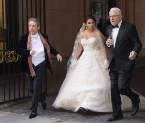 Martin Short, Selena Gomez et Steve Martin - Selena Gomez en robe de mariée sur le tournage de la série "Only Murders in the building" à New York, le 21 mars 2023.
