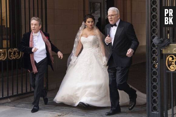 Martin Short, Selena Gomez et Steve Martin - Selena Gomez en robe de mariée sur le tournage de la série "Only Murders in the building" à New York, le 21 mars 2023.