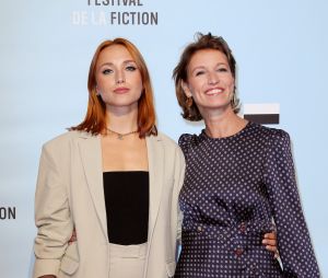 Chloé Jouannet et sa mère Alexandra Lamy au photocall de la cérémonie de clôture de la 24ème édition du Festival de la Fiction TV de La Rochelle, France, le 17 septembre 2022. © Patrick Bernard/Bestimage