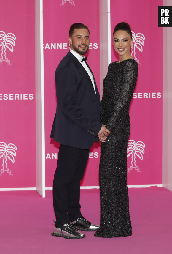 Marwan Berreni de "Plus Belle la Vie" et sa compagne Tiphaine Schirier au photocall lors de la 5ème saison du festival International des Séries "Canneseries" à Cannes, France, le 2 avril 2022. © Denis Guignebourg/Bestimage  Celebs attend the photocall during the 5th Canneseries Festival in Cannes, France, on April 2nd, 2022.