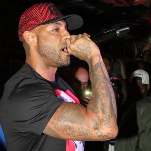 L'abaya est le sujet de la rentrée.
Exclusif - Le rappeur Booba en concert pour la promotion de son D.U.C Whisky au Hobo club à Paris, France, le 22 octobre 2017. © Phiilippe Baldini/Bestimage