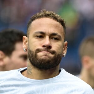 Echauffement - Neymar Jr ( 10 - PSG ) - lors du match de Ligue 1 Uber Eats "PSG - Lille (4-3)" au Parc des Princes, le 19 février 2023.  Ligue 1 Uber Eats's soccer game "PSG - Lille (4-3)" held at the Parc des Princes. February 19th, 2023. 