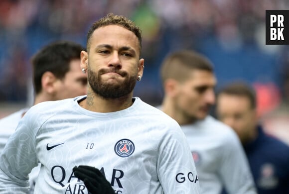 Echauffement - Neymar Jr ( 10 - PSG ) - lors du match de Ligue 1 Uber Eats "PSG - Lille (4-3)" au Parc des Princes, le 19 février 2023.  Ligue 1 Uber Eats's soccer game "PSG - Lille (4-3)" held at the Parc des Princes. February 19th, 2023. 