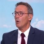 "Elle a même le pouvoir de me faire virer" : Julien Courbet "jaloux" d'une animatrice star de M6 et RTL