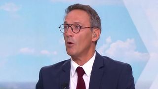 "Elle a même le pouvoir de me faire virer" : Julien Courbet "jaloux" d'une animatrice star de M6 et RTL