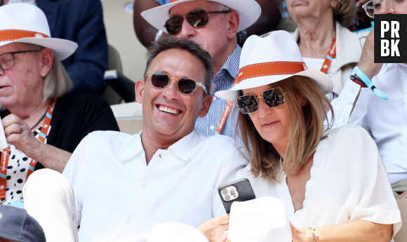 Julien Courbet et sa femme Catherine - Célébrités dans les tribunes des Internationaux de France de tennis de Roland Garros 2023 le 6 juin 2023. © Jacovides-Moreau/Bestimage