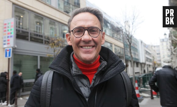 Exclusif - Julien Courbet à la sortie des studios de radio de l'émission "Les Grosses Têtes" à Paris. Le 30 novembre 2022 © Jonathan Rebboah / Panoramic / Bestimage