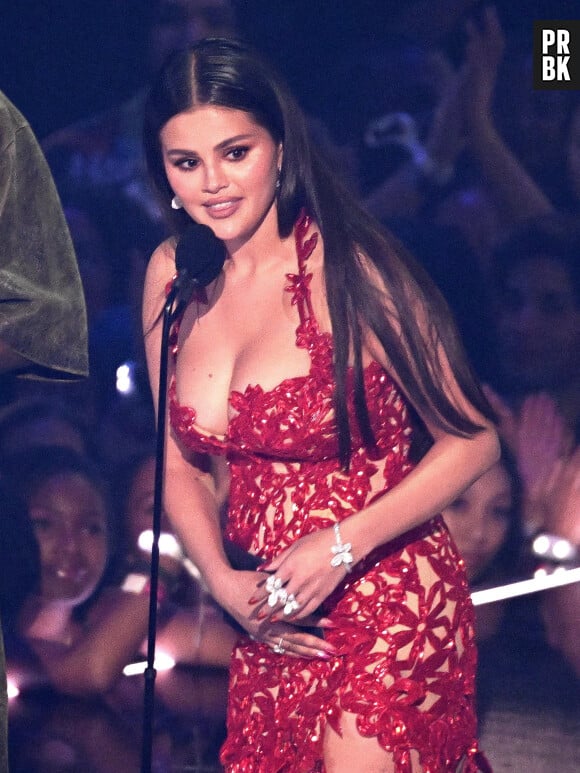 Une internaute par exemple écrit de Selena : "c'est clairement moi durant chaque événement social, je chiale". Dans la vidéo relayée, Selena Gomez y va de ses moues dubitatives, ses soupirs, sa gêne toute en gestuelle, voire d'un apparent énervement. Une mine d'or pour celles et ceux qui ne demandaient qu'à troller. 
Newark, NJ - Onstage during the 2023 MTV Video Music Awards at Prudential Center in Newark, New Jersey. Pictured: Selena Gomez