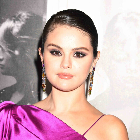 Oui oui, il a suffit de quelques mimiques pour que Selena Gomez devienne un meme. Il faut avouer que ses expressions sont irrésistibles. Grimaces, exaspération, ennui, enthousiasme soudain... En partageant des montages de chaque apparition de la jeune chanteuse, les internautes y sont allés de leurs vannes. 
Selena Gomez - Photocall de la première du film "Selena Gomez, My mind and me" à Hollywood le 2 novembre 2022. 