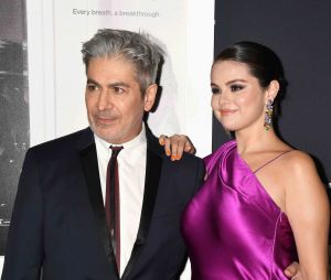 (L-R) Le réalisateur Alek Keshishian and Selena Gomez - Photocall de la première du film "Selena Gomez, My mind and me" à Hollywood le 2 novembre 2022. 