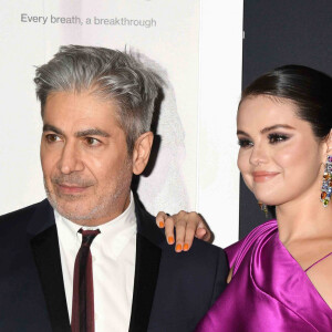 (L-R) Le réalisateur Alek Keshishian and Selena Gomez - Photocall de la première du film "Selena Gomez, My mind and me" à Hollywood le 2 novembre 2022. 