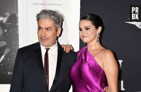 (L-R) Le réalisateur Alek Keshishian and Selena Gomez - Photocall de la première du film "Selena Gomez, My mind and me" à Hollywood le 2 novembre 2022. 
