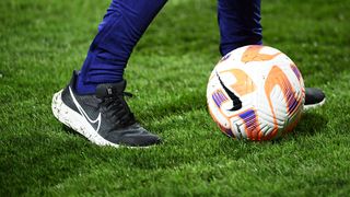 "Il ne sait pas jouer" : un père paie un club de foot pro pour recruter (et faire jouer) son fils