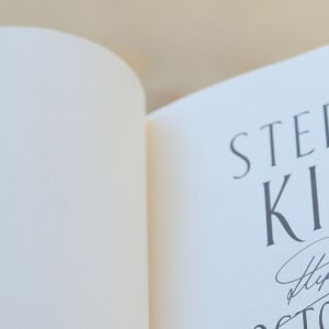 Le sesame tant attendu: la signature de Stephen King - Paris, le 13 11 2013 - Seance de dedicace a l'occasion de la sortie du dernier livre de Stephen King "Docteur Sleep" - Mk2 Bibliotheque 