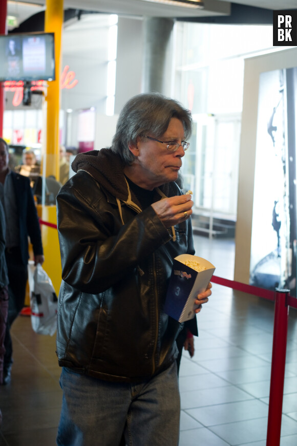 Stephen King : seance de dedicaces au MK2 Bibliotheque. Le celebre ecrivain americain a offert des popcorns a ses fans. Paris le 13/11/2013 