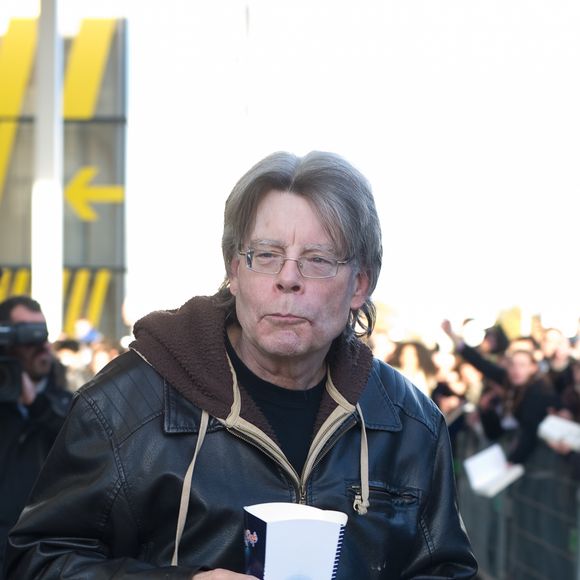 Stephen King : seance de dedicaces au MK2 Bibliotheque. Le celebre ecrivain americain a offert des popcorns a ses fans. Paris le 13/11/2013  American writer Stephen King arriving at MK2 bibliotheque in Paris and offering popcorns to his fans. 13/11/2013 