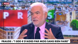 "1800 euros par mois sans rien faire" : un Youtubeur se vante de frauder les aides sociales, Pascal Praud s'indigne