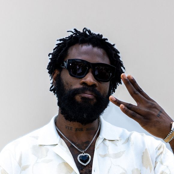 Cette fois, il a défié Damso.
Damso au photocall du défilé Jacquemus collection "Le chouchou" automne-hiver 2023/2024, même si la marque est désormais déconnectée du traditionnel calendrier de la mode et livre des collections qui ne sont plus liées aux saisons, au château de Versailles, France, le 26 juin 2023. © Olivier Borde/Bestimage
