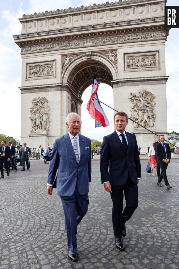 Le roi Charles III d'Angleterre et la reine consort Camilla Parker Bowles, le président français Emmanuel Macron et sa femme Brigitte Macron lors de la cérémonie du ravivage de la Flamme à l'Arc de Triomphe à Paris, le 20 septembre 2023. le couple royal britannique est en visite en France du 20 au 22 septembre 2023. 