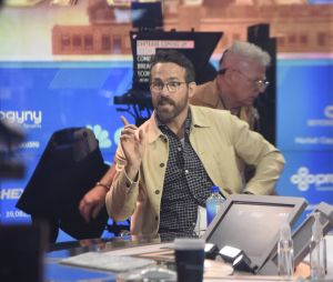 Ryan Reynolds participe au Talk-show "Squawk Box" à New York City, New York, Etats-Unis, le 17 avril 2023.



