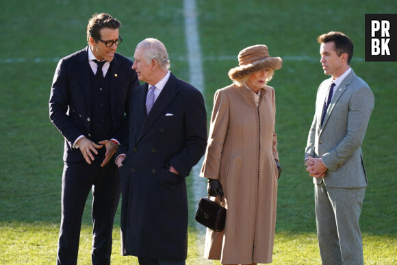 Le roi Charles III d'Angleterre et Camilla Parker Bowles rencontrent Ryan Reynolds et Rob McElhenney lors de leur visite du Wrexham Association Football Club, le 9 décembre 2022.