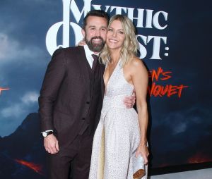 Rob McElhenney et sa compagne Kaitlin Olson lors de la première de la série télévisée Apple TV + "Mythic Quest: Raven's Banquet" au Cinerama Dome de Los Angeles, Californie, Etats-Unis, le 29 janvier 2020.